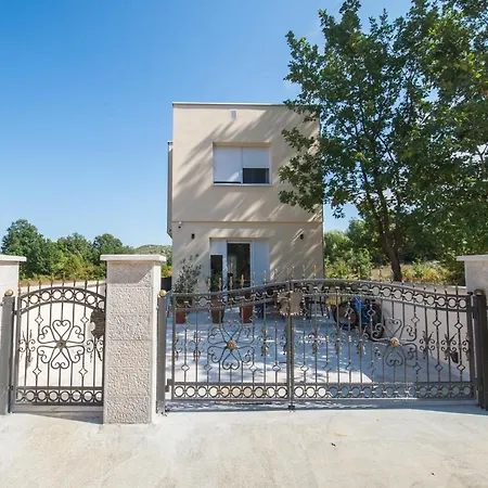 Villa Oasis Flowers *